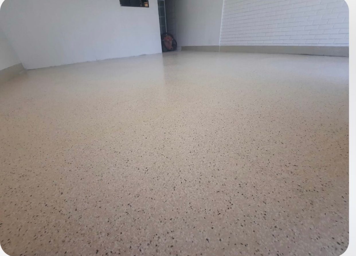 The same room finished in a cream and tan flake floor